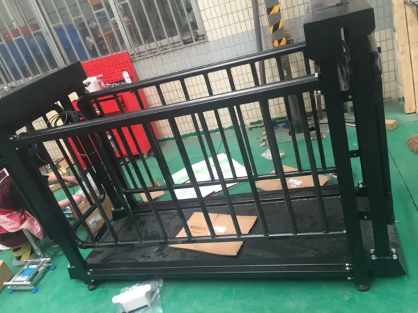 animal weighing scale with bottom protect plates