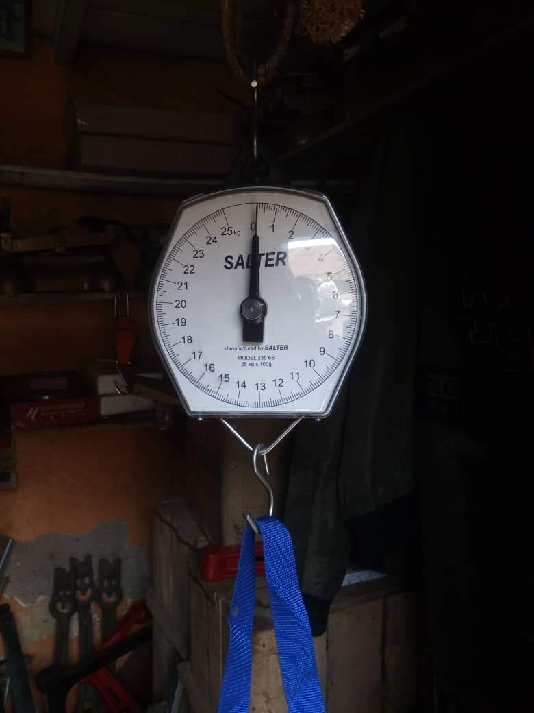 Portable 25kg mechanical salter scale is typically made with robust materials to withstand the rigors of industrial environments