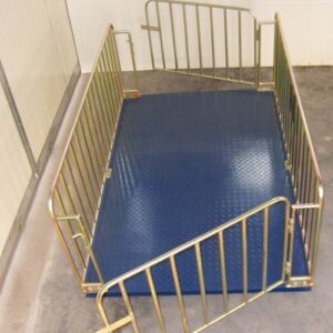 Operating animal weighing scales for accuracy